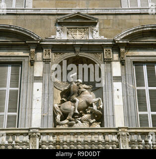 Skulptur des Hl. Georg, 1860, von Andreu Aleu (1832-1900). Skulptur in einer Nische befindet, mit den Büsten von drei katalanischen Abgeordneten eingerichtet. In der Mitte, Frascesc Oliver de Boteller, war Abt von St. Maria de Poblet (1583-1598). Er war Präsident der Generalitat von Katalonien am 22. Juli 1587 ernannt. Fassade des Generalitat Palastes. Barcelona, Katalonien, Spanien. Stockfoto