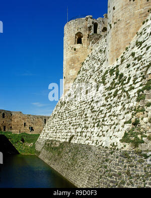 Syrien Arabische Republik. Talkalakh Bezirk. Krak des Chevaliers. Crusader Castle, die unter der Kontrolle des Johanniter Ritter (1142-1271) während der Kreuzzüge in das Heilige Land, fiel in die Arabischen Steuerung im 13. Jahrhundert. Blick auf Wände und Wassergraben. Foto vor dem syrischen Bürgerkrieg. Stockfoto