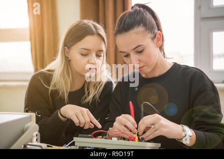 Gruppe von jungen Studenten, die berufliche Praxis mit Lehrer in das elektronische Klassenzimmer, Bildung und Technologie Konzept Stockfoto