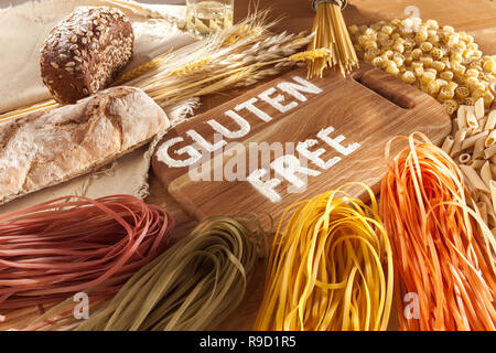 Glutenfreie Lebensmittel. Verschiedene Pasta, Brot und Snacks auf Holz- Hintergrund von oben ansehen. Gesunde und Diät Konzept. Stockfoto