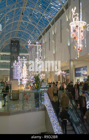 Weihnachtsschmuck im Highcross Shopping Center in Leicester, Großbritannien Stockfoto