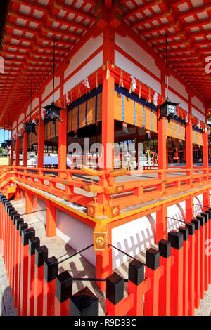 Ecke Weitwinkelaufnahme der vermillion Hauptbühne am Fushimi Inari Schrein in Kyoto, Japan. Tagsüber, strahlendem Sonnenschein. Stockfoto