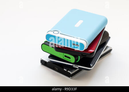 Stapel von fünf verschiedene Tragbare externe Festplatten mit USB-Anschluss am Ende Generic no name. Tief konzentrieren. Weißem Hintergrund. Stockfoto