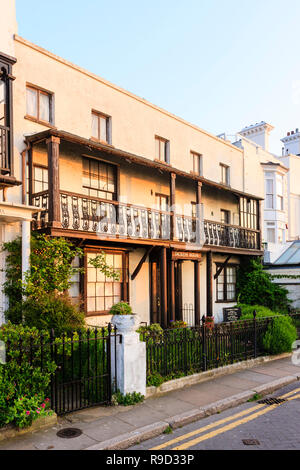 Vor Dickens House Museum, Broadstairs Strandpromenade, morgen goldene Stunde. Inspirationen für Haus von Betsey Trotwood in Dickens große Erwartungen. Stockfoto