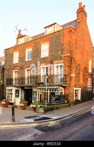 Stadt Gebäude, 3 Etagen hoch. Die Alte Bäckerei und Kaffee Zimmer im ruhigen Ort in Broadstairs während der Goldenen Stunde. Keine Menschen. Stockfoto