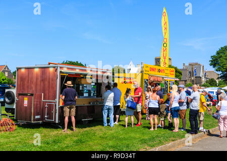 Warteschlange von Menschen draußen auf heißen Sommertag, warten an mobile Tee und Kaffee stand während der Classic Car Event in Ramsgate bedient zu werden. Stockfoto