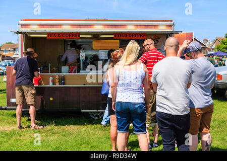 Warteschlange von Menschen draußen auf heißen Sommertag, warten an mobile Tee und Kaffee stand während der Classic Car Event in Ramsgate bedient zu werden. Stockfoto