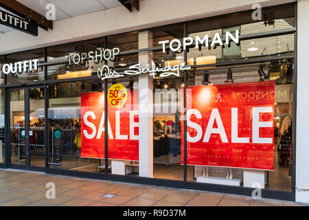 Bis zu 50 % aus rot Verkauf Zeichen im Fenster von Outfit, Topshop, Topman und Miss Selfridge kombiniert bei Westwood Cross, Tage vor Weihnachten. Stockfoto