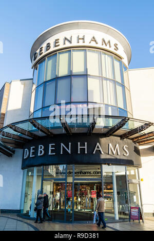 Westwood Cross Shopping Center. Debenhams High Street Fashion Store Eingang mit Menschen in gehen. Christmas Super Samstag, aber nur wenige Käufer Stockfoto