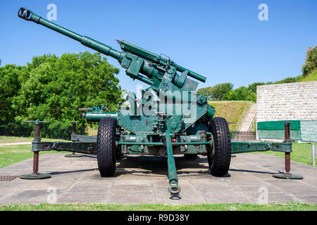 Dover Castle, England. Weltkrieg zwei anti-aircraft gun auf Schlitten, Vickers QF 3,7 Zoll mobile waffe. Tagsüber, blauer Himmel. Stockfoto