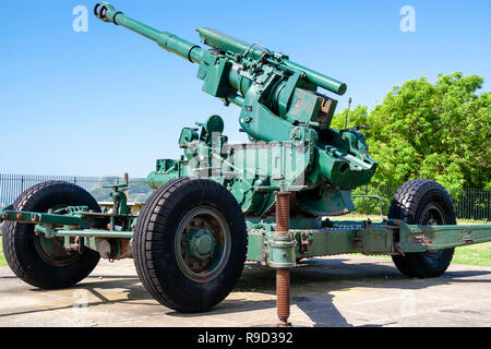 Dover Castle, England. Weltkrieg zwei anti-aircraft gun auf Schlitten, Vickers QF 3,7 Zoll mobile waffe. Tagsüber, blauer Himmel. Stockfoto