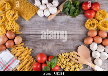 Pasta, Gemüse, Eier, auf Holzbrett Stockfoto