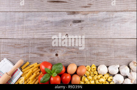 Pasta, Gemüse, Eier, auf Holzbrett Stockfoto
