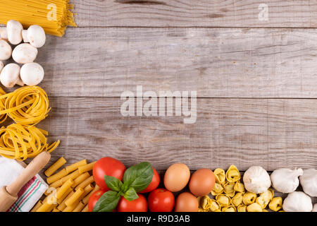 Pasta, Gemüse, Eier, auf Holzbrett Stockfoto