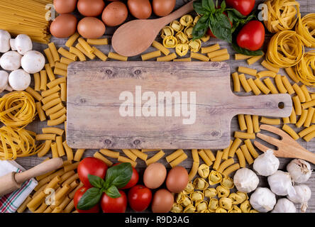 Pasta, Gemüse, Eier, auf Holzbrett Stockfoto