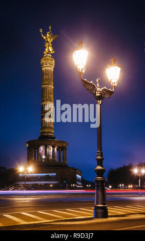 Beleuchtete Berlin Siegessäule (Siegessaule) Denkmal, eine wichtige touristische Attraktion von Berlin bei Nacht mit street Strassenlaterne vorne, Tiergarten Stockfoto
