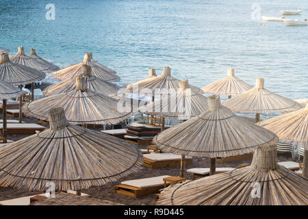 Stock Sonnenschirme am Strand Stockfoto