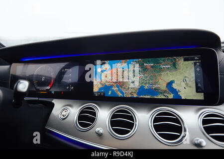 Ansicht von innen ein Auto auf einem Teil des Armaturenbretts mit einem Navigationsradio Stockfoto