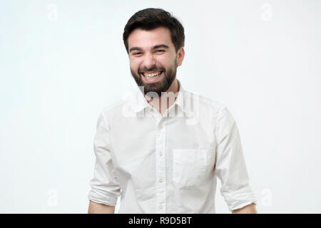 Porträt von einem gutaussehenden jungen Mann Lachen Stockfoto