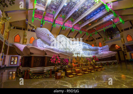 Buddha Statue Schlaf in der thailändischen Tempel schön und Nacht reflektieren das Licht auf dem Boden - Wat Pa Phu Kon Udon Thani Thailand/Buddhismus Tempel der Großen Weißen bu Stockfoto