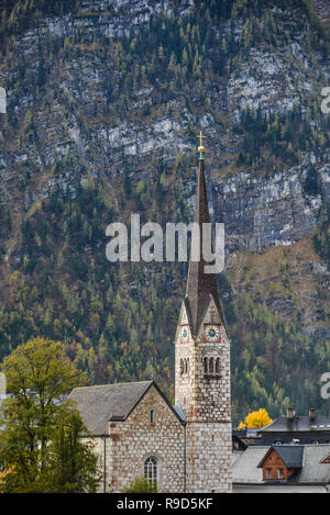 Evangelische Kirche Uhr auf hohen Turm auf dem Hintergrund der Berge in Hallstatt, Österreich. Stockfoto