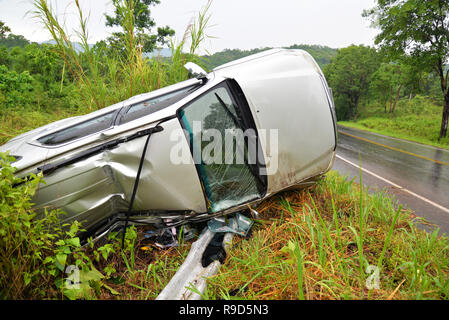 Versicherung Autounfall Szene/van Autounfall auf der Straße mit dem Auto auf der Straße rutschige Straße umgeworfen nach Regen und nasse Stockfoto