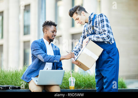 Die Lieferung box im Freien Stockfoto