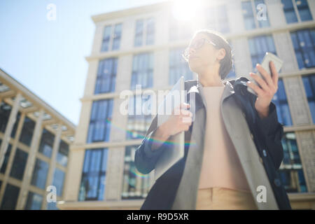 Moderne business lady in der Stadt Stockfoto