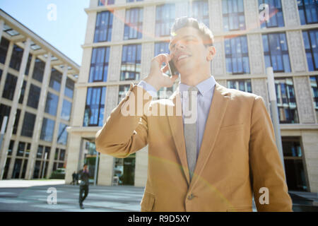 Fröhliche Geschäftsmann am Telefon Stockfoto