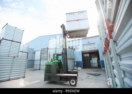 Stapler anheben Metallbehälter Stockfoto