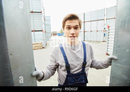 Überrascht mover öffnen Metall Cargo Container Stockfoto