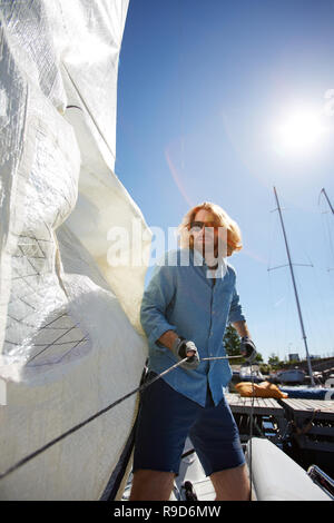 Hübscher Kerl vorbereiten für Segeln Stockfoto