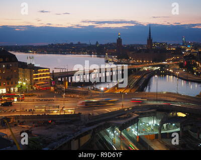 Nachtansicht von Stockholm, Schweden, über Bauarbeiten, Straßen und Brücken zur Ostsee. Stockfoto