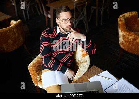 Planung der Arbeit im café Stockfoto