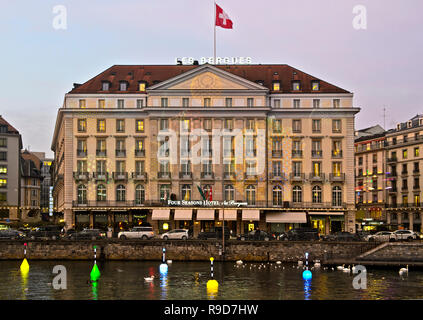 Genf Lux Festival, Schaffung Les Flotteuses von Stephane Durand in fornt der beleuchteten Four Seasons Hotel Des Bergues, Genf, Schweiz Stockfoto