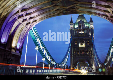 Auf der Tower Bridge Stockfoto