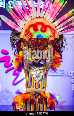 Philippinische Tänzerin des Masskara Festivals von Bacolod treten auf dem Maskdance Festival in Andong Südkorea auf Stockfoto