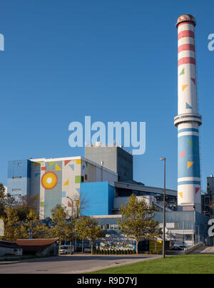 Malte geometrische Formen auf Schornsteine am Kraftwerk in der Stadt klebte ein Projekt in Skyline besser zu integrieren. Stockfoto