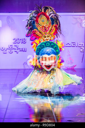 Philippinische Tänzerin des Masskara Festivals von Bacolod treten auf dem Maskdance Festival in Andong Südkorea auf Stockfoto