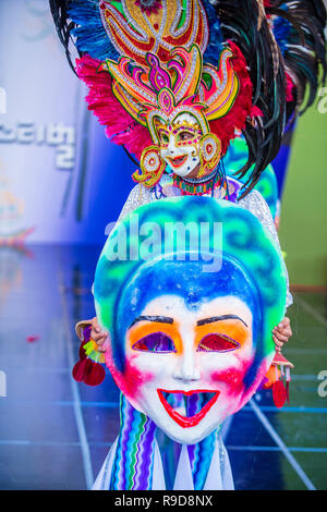 Philippinische Tänzerin des Masskara Festivals von Bacolod treten auf dem Maskdance Festival in Andong Südkorea auf Stockfoto