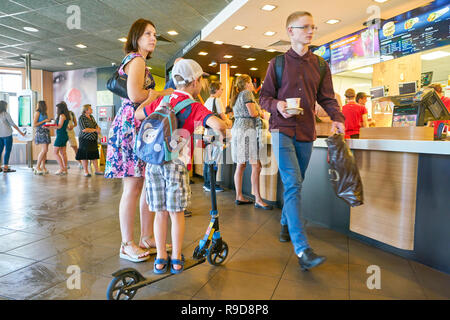 Moskau, Russland - ca. August 2018: Counter Service in McDonald's Restaurant. Stockfoto