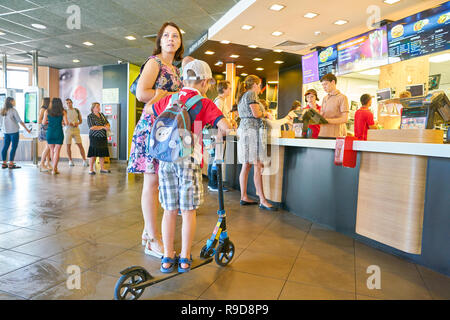 Moskau, Russland - ca. August 2018: Counter Service in McDonald's Restaurant. Stockfoto