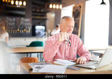 Man Surfen im Café Stockfoto