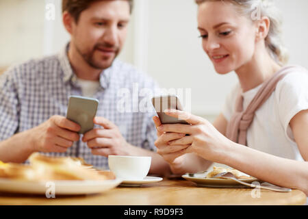 Zeigt Fotos auf Smartphones Stockfoto