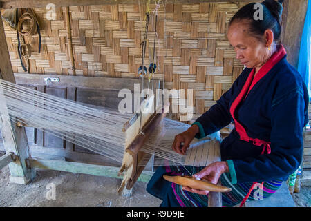 Laotischer Weber in einem Dorf in der Nähe von Luang Prabang Laos Stockfoto