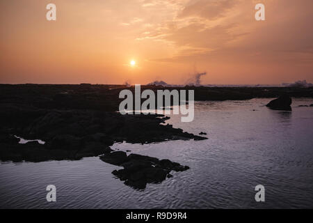 Wellen über Lava Rock Küste auf der Großen Insel von Hawaii. Pu'uhonua O Hōnaunau National Historical Park Stockfoto