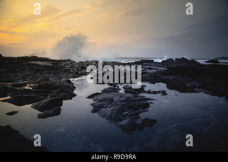 Wellen über Lava Rock Küste auf der Großen Insel von Hawaii. Pu'uhonua O Hōnaunau National Historical Park Stockfoto