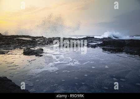 Wellen über Lava Rock Küste auf der Großen Insel von Hawaii. Pu'uhonua O Hōnaunau National Historical Park Stockfoto