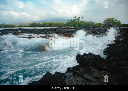 Wellen über Lava Rock Küste auf der Großen Insel von Hawaii. Pu'uhonua O Hōnaunau National Historical Park Stockfoto