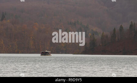 Isolierte Boot in Plitvicer Seen Naturparks adsorbiert Stockfoto